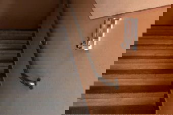 Meghalt egy páciens, miután vélhetően leesett a kórház beszakadt lépcsőjén – videóval