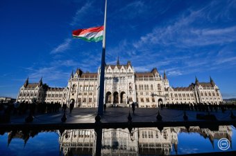 Aradi vértanúk: felvonták, majd félárbócra engedték a nemzeti lobogót az Országház előtt