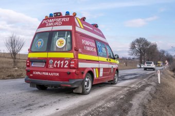 Két ember a megrongálódott autóba szorult Csíkdánfalva határában