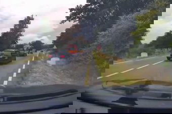 Szirénázó smurdosok után száguldott, de lefilmezték, és a rendőrségen az ügy – videóval