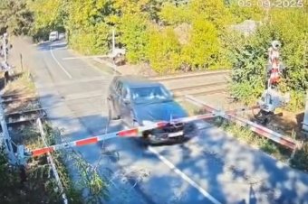 Áttörte a sorompókat a BMW-s, majd a várakozó autóknak ütközött – videóval