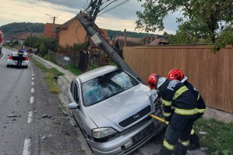 Árokba hajtott és egy oszlopot is kidöntött egy autó Sóváradon