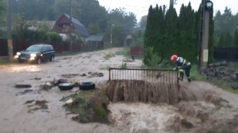 Házakba és udvarokba folyt be a hirtelen lezúduló esővíz Szovátán