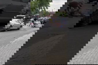 Botokkal estek egymásnak a város központjában, egy ember meghalt – videóval