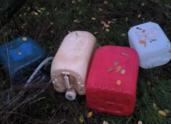 Útépítő járművekből és cégautókból lopott el 400 liter gázolajat két tinédzser