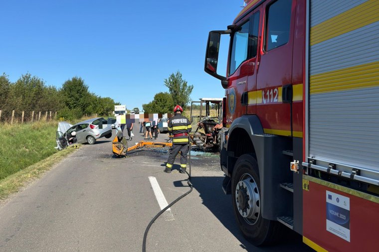 Autó és traktor ütközött össze, két férfi megsérült