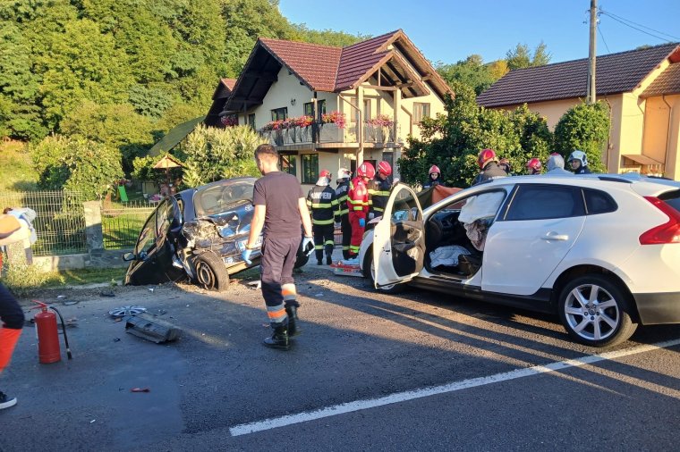 Hároméves gyermek vesztette életét, haton megsérültek a szerdai balesetben
