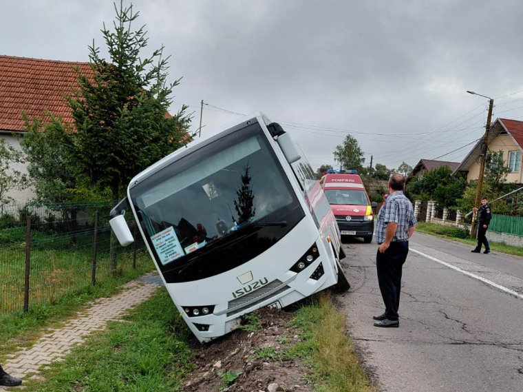 Bennragadtak az utasok, miután árokba csúszott egy busz Borzontnál