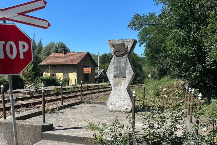 Eltakarították a román katona emlékművénél hagyott építőanyagokat Kisgalambfalván