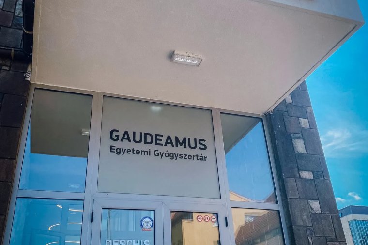 Magyar felirat került a marosvásárhelyi egyetemi gyógyszertár bejáratához
