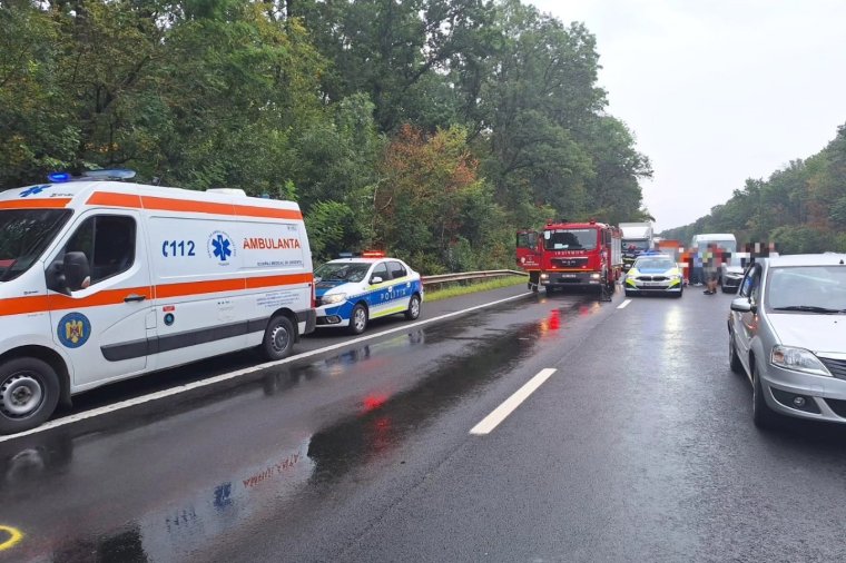 Két fiatal vesztette életét, miután gyalog voltak az autópályán és elütötte őket egy kamion
