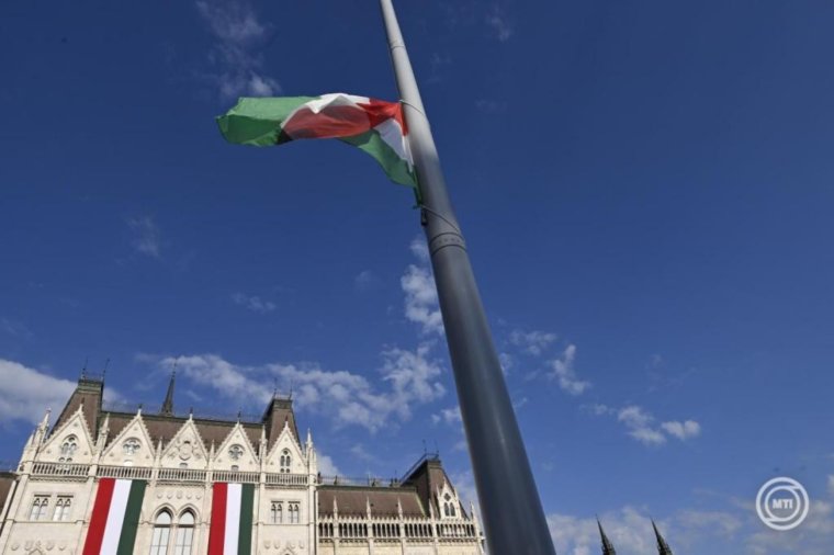 Felvonták a nemzeti lobogót az Országház előtt az augusztus 20-ai nemzeti ünnep alkalmából