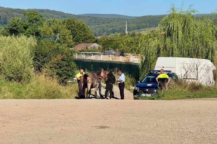 Azt próbálták beadni az őket igazoltató rendőröknek, hogy a szekeret is leadták ócskavasba, hogy megússzák a bírságot
