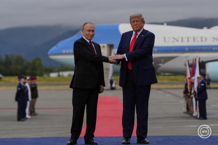 Hat év után ismét kezet ráztak: elkezdődött Alaszkában a Trump-Putyin csúcstalálkozó