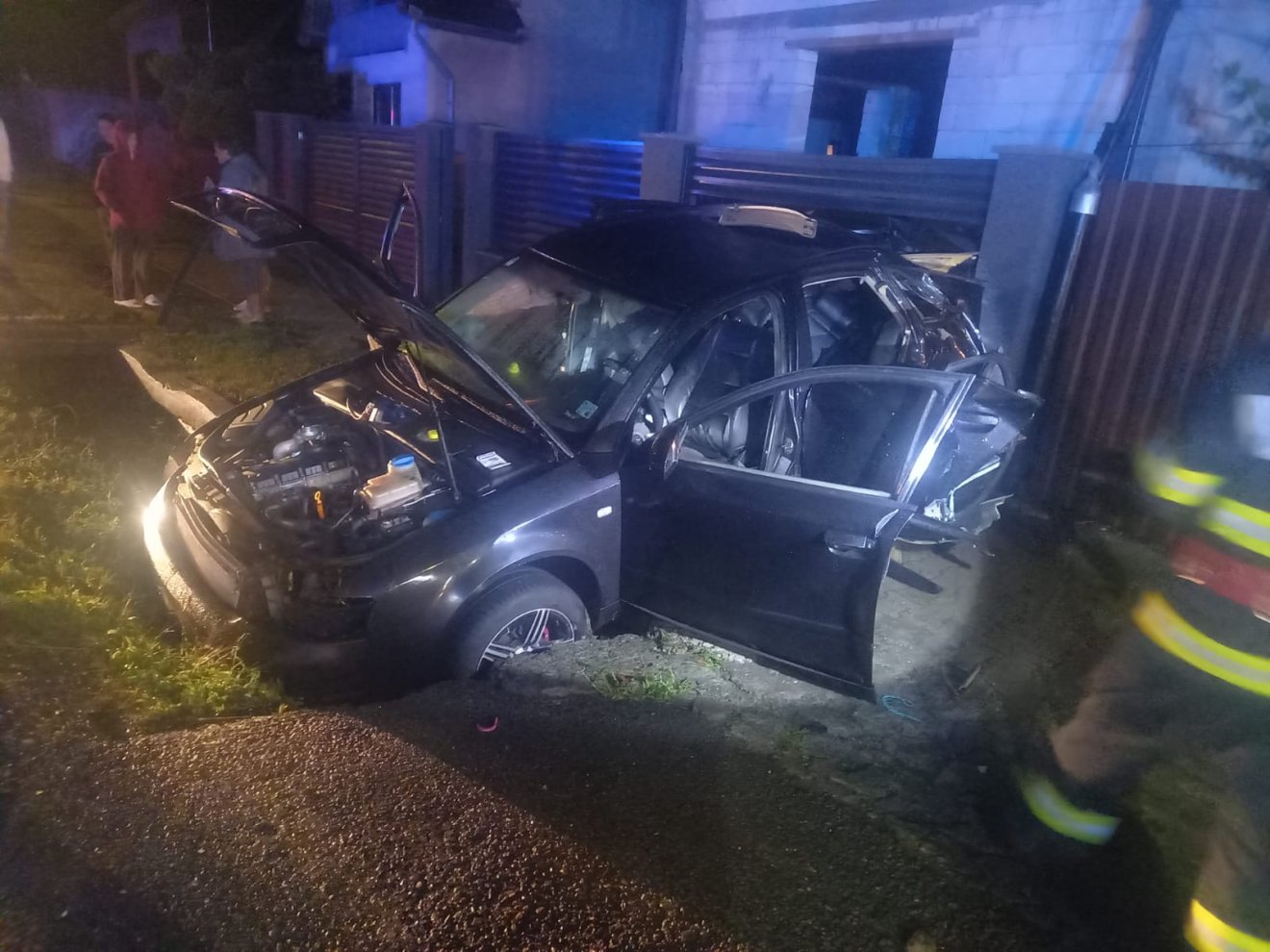 A roncsok közül kellett kimenekíteni egy embert • Fotó: Maros megyei tűzoltóság