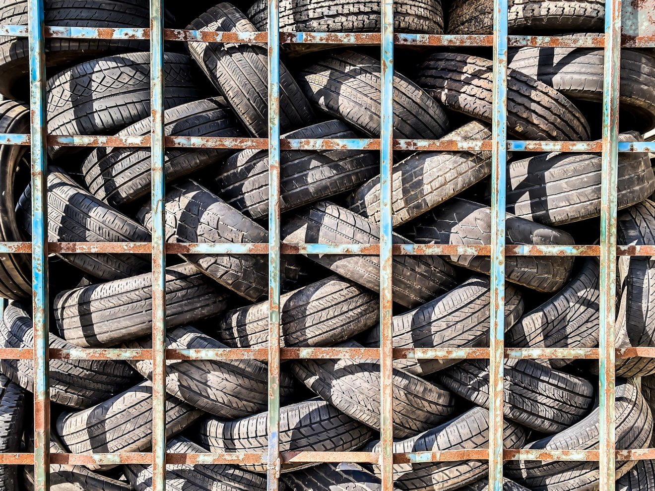 Használt gumiabroncsok. Minisztériumi szinten figyelnek arra, hogy külföldről ne jöhessenek be hulladékként. Képünk illusztráció •  Fotó: Pixabay