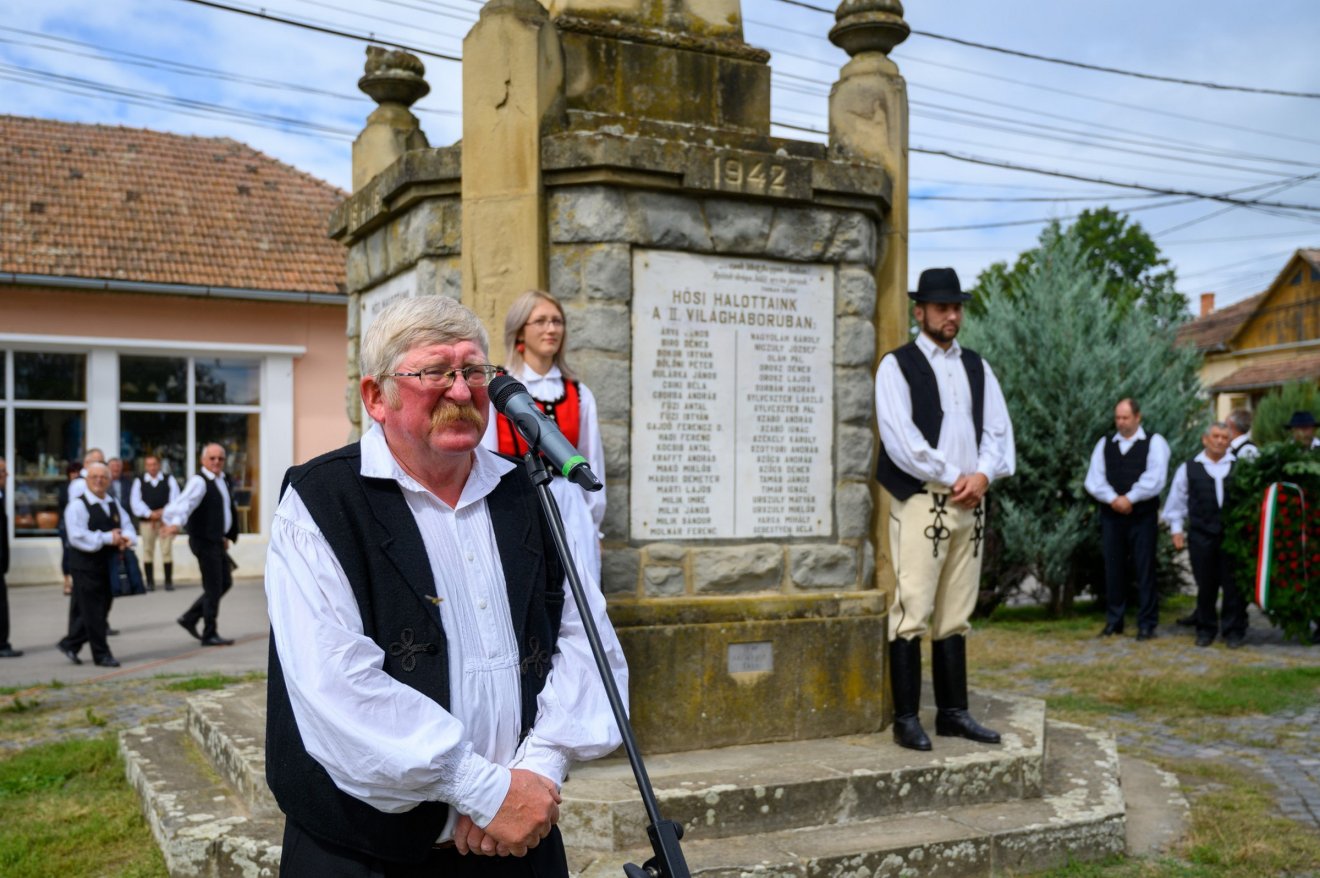 Ágoston József főszervező a három évvel ezelőtti huszár- és katonadal-találkozó megnyitóján