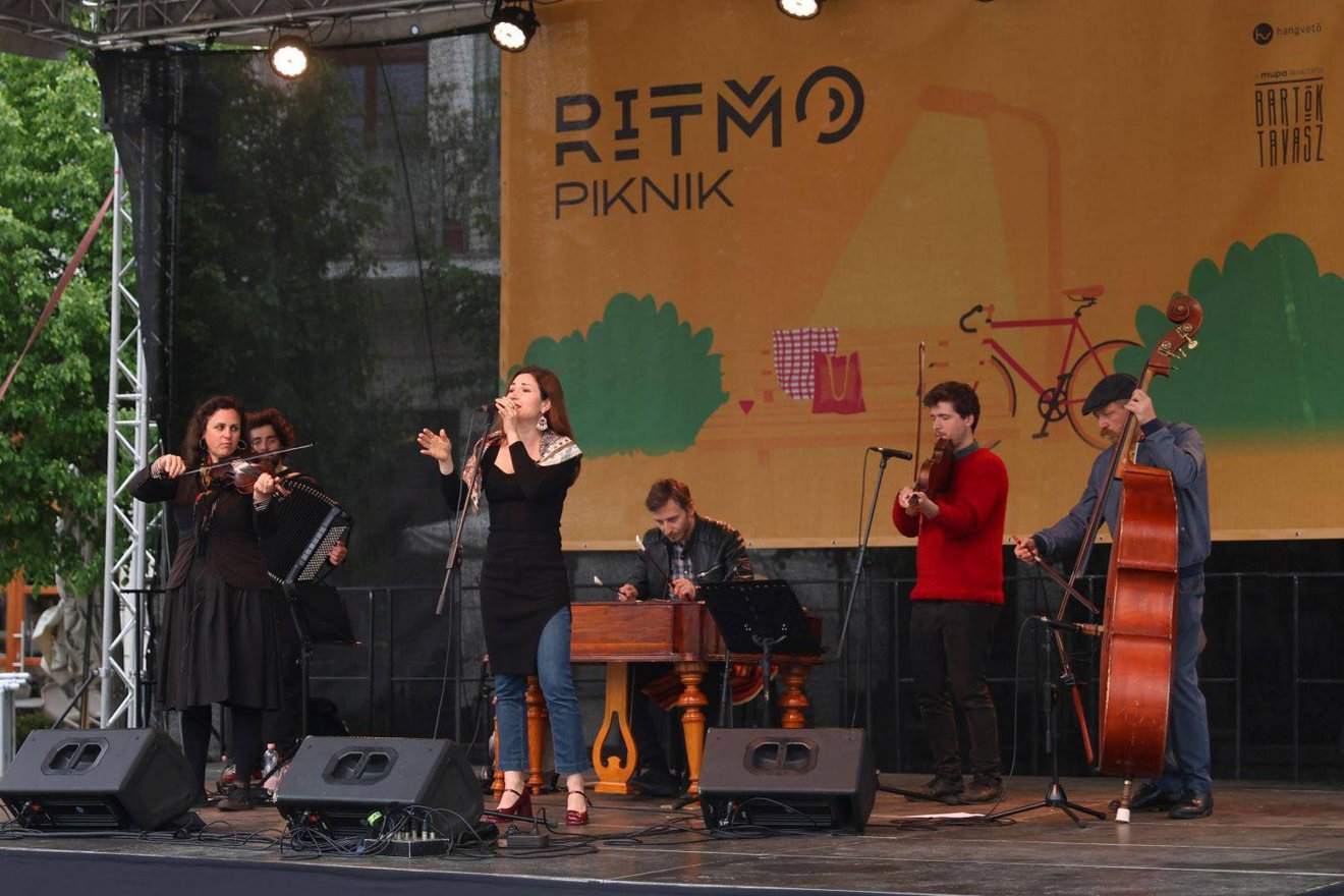 A kuriózumszámba menő Taraf de Akácfát világjáró utcazenészek alapítottak 2014-ben