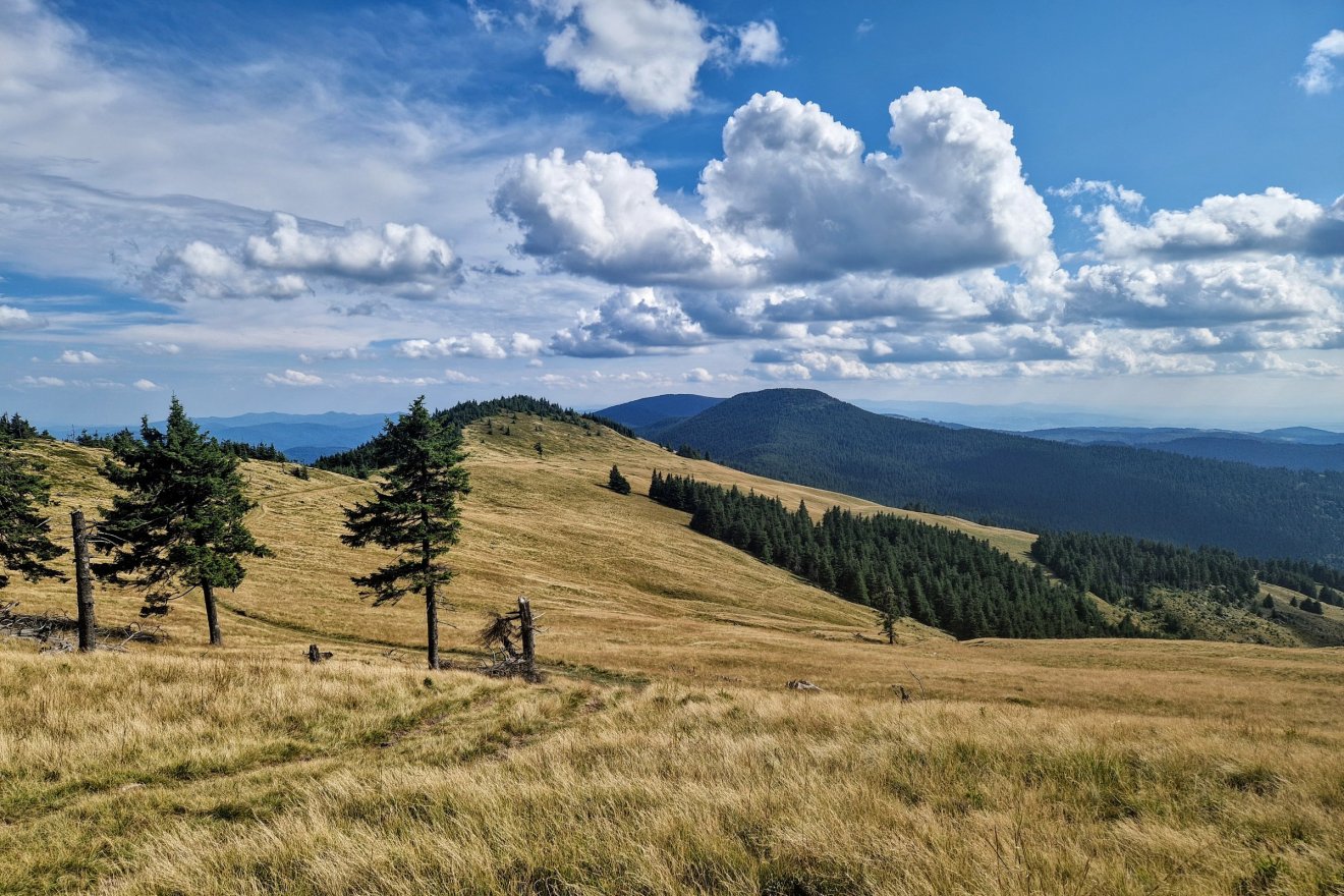 Hazafele. Háttérben a Magyar-Nemere és a Nagy-Sándor