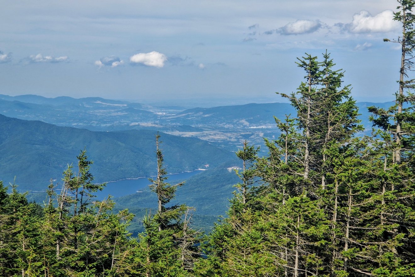 Távolban az Úz-völgyi víztározó