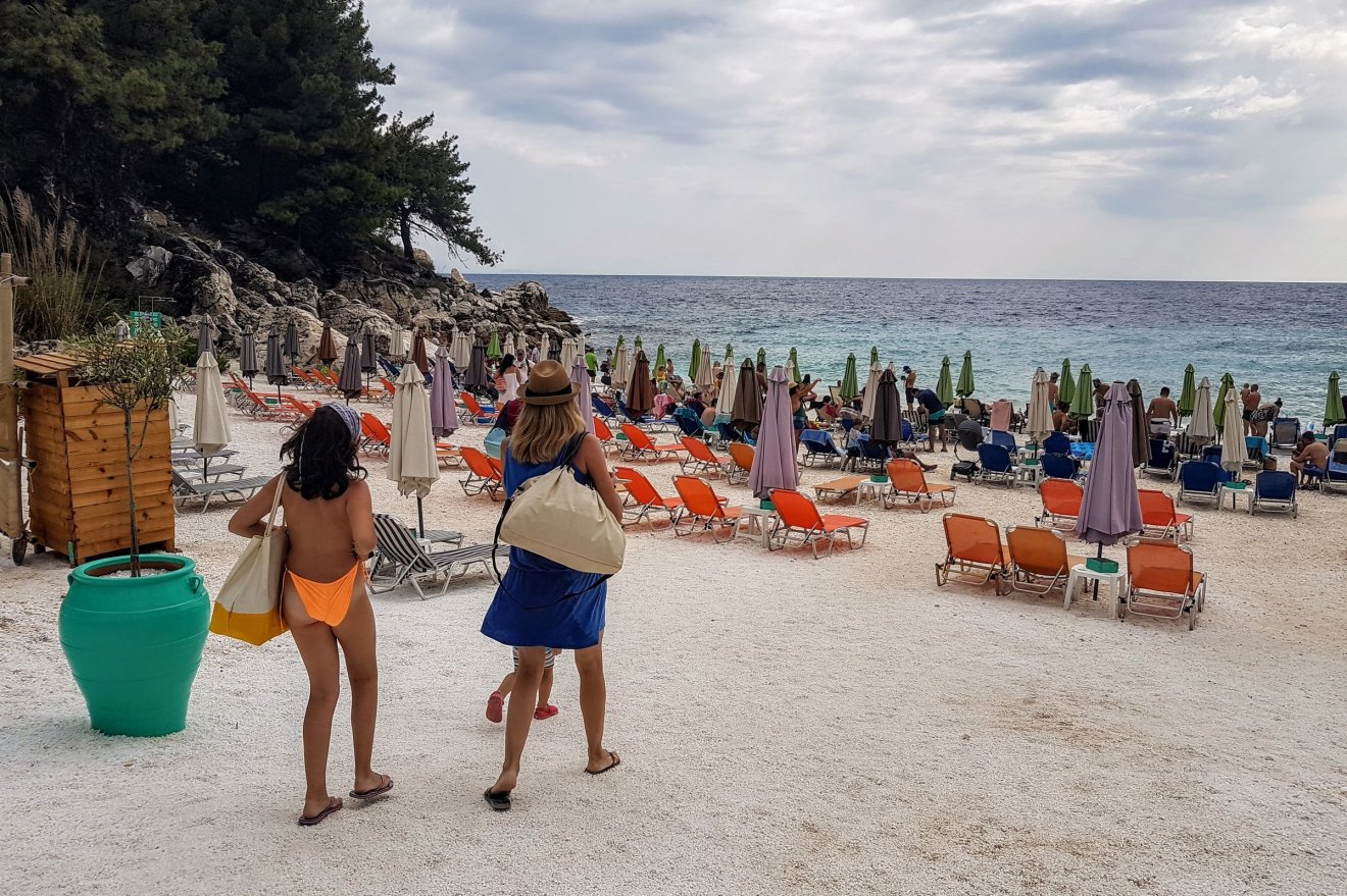 A Marble strandnál mintha márványszőnyegen mennél be a tengerbe