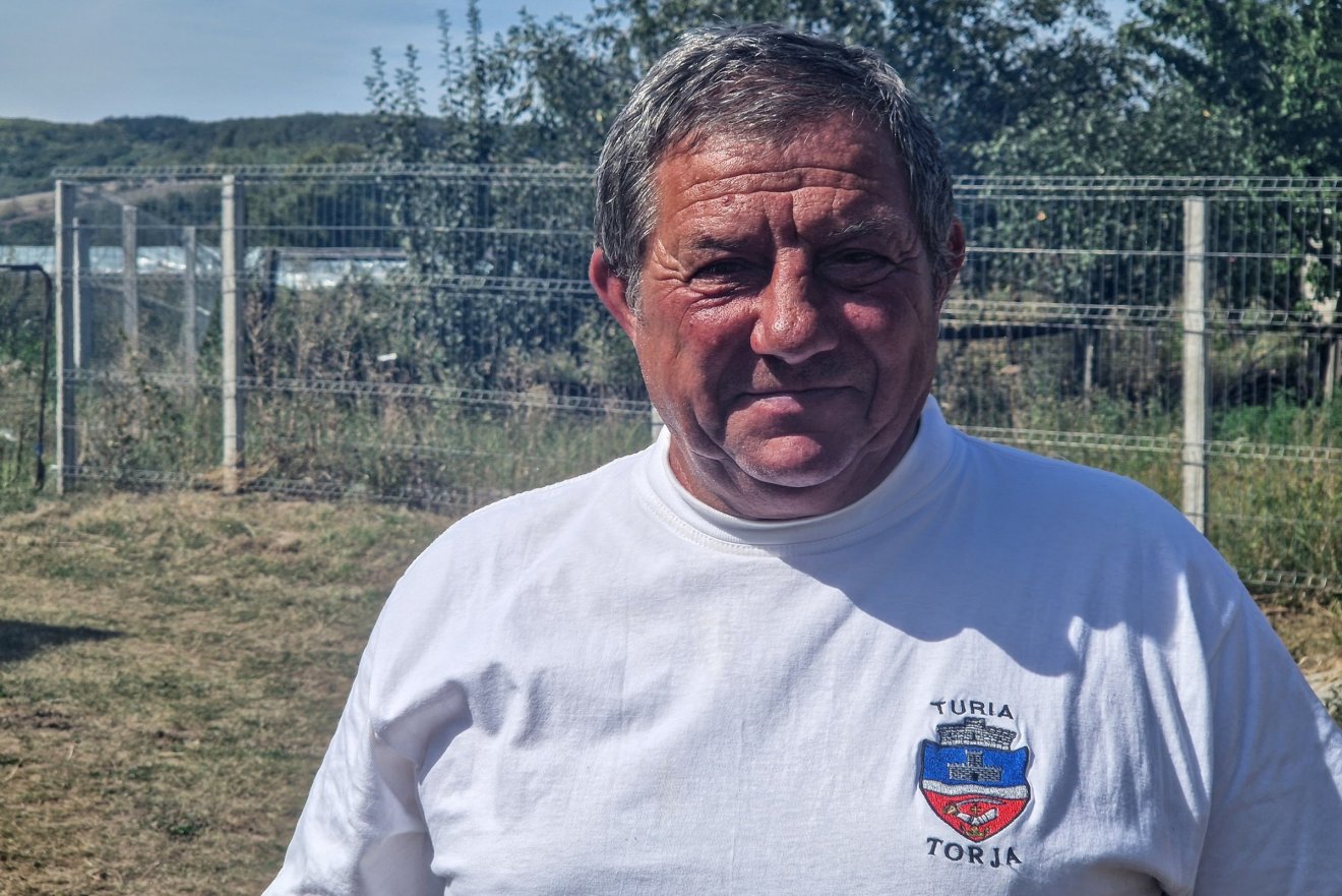 ... majd Márton Károly is