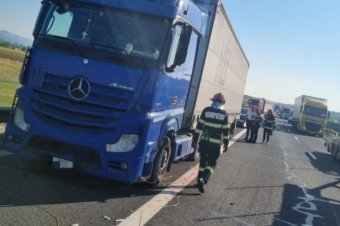 Járműve kerekét ellenőrző kamionsofőrt gázoltak halálra az autópályán