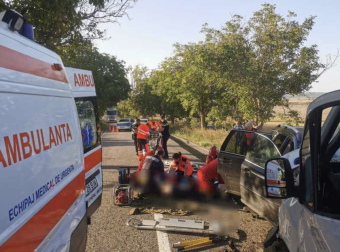 Kisbusz és személyautó ütközött, háromra nőtt a halálos áldozatok száma – frissítve