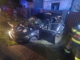 Három autó ütközött, egy ember a roncsok közé szorult