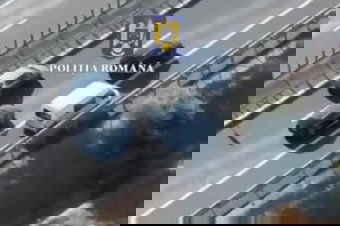 Az autópálya biztonsági sávján előzött, amikor azt hitte, nem látják a rendőrök – videó
