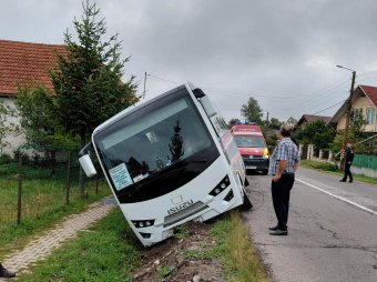 Bennragadtak az utasok, miután árokba csúszott egy busz Borzontnál