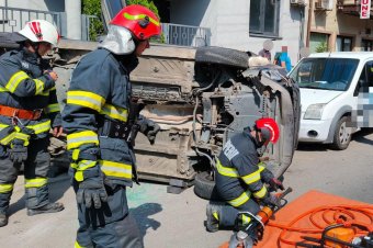 Felborult autóból kellett kiszabadítani egy embert Marosvásárhelyen