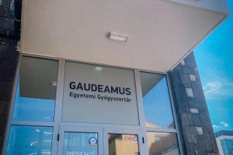 Magyar felirat került a marosvásárhelyi egyetemi gyógyszertár bejáratához