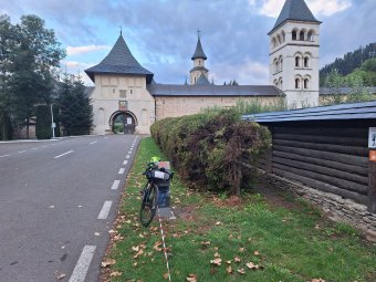 Biciklivel Románia körül: mesés tájak, veszélyes helyzetek, és megannyi kaland