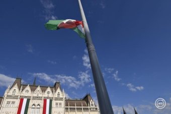 Felvonták a nemzeti lobogót az Országház előtt az augusztus 20-ai nemzeti ünnep alkalmából