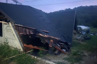 Tizennyolc éves fiatal halt meg, amikor három embert maga alá temetett a ház