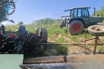 Traktor alá szorult egy nő, mentőhelikoptert is küldtek a helyszínre
