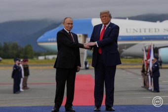 Hat év után ismét kezet ráztak: elkezdődött Alaszkában a Trump-Putyin csúcstalálkozó