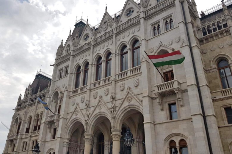 Zászlót helyeznek vissza a magyar parlament épületére az új házelnök első döntése szerint