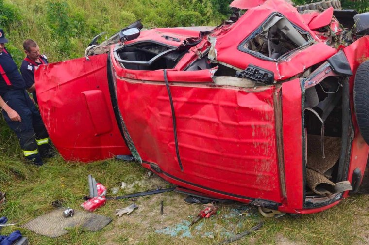 Vonat sodort el egy autót Gyimesközéplokon, mentőhelikoptert is riasztottak