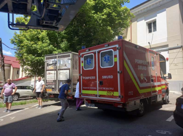 Tűz ütött ki egy szülészeti klinikán; a személyzetet és a pácienseket evakuálták