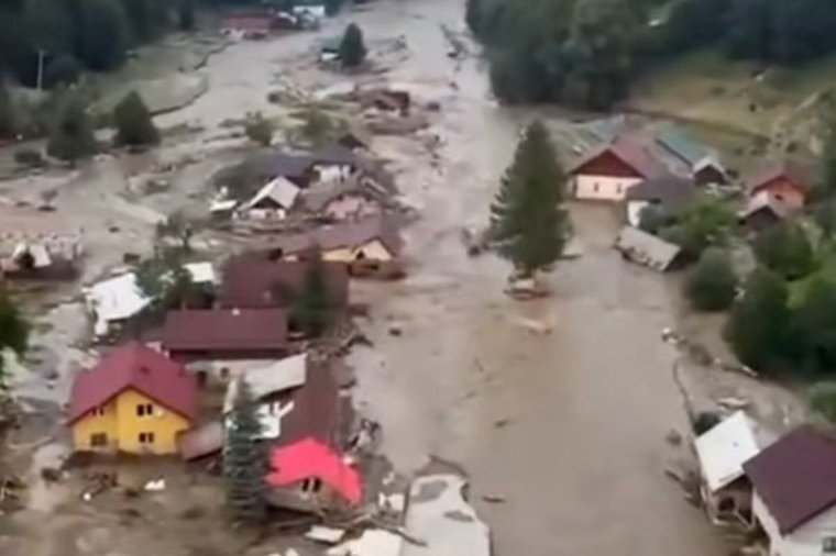 Hatalmas pusztítás és százak mentése a hétfői árvíz után – videóval