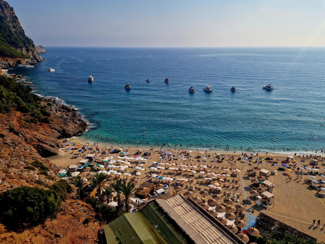 A Damlatas strand fentről nézve
