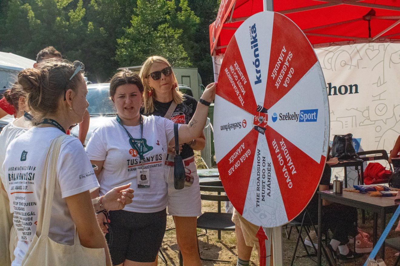 Dubán kívül is dübörgött az élet: a résztvevők jöttek, játszottak és s nyereménnyel a kezükben távoztak médiacsoportunk marketingsátrától •  Fotó: Fehér Csongor
