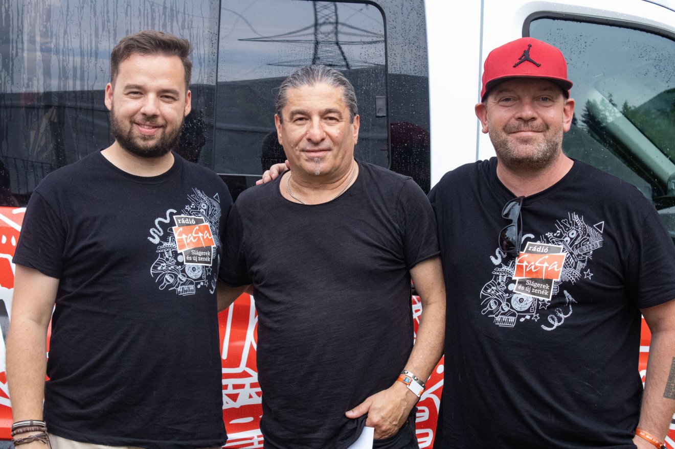 Koncert előtti beszélgetés a Republic zenekar frontemberével, Boros Csabával •  Fotó: Fehér Csongor