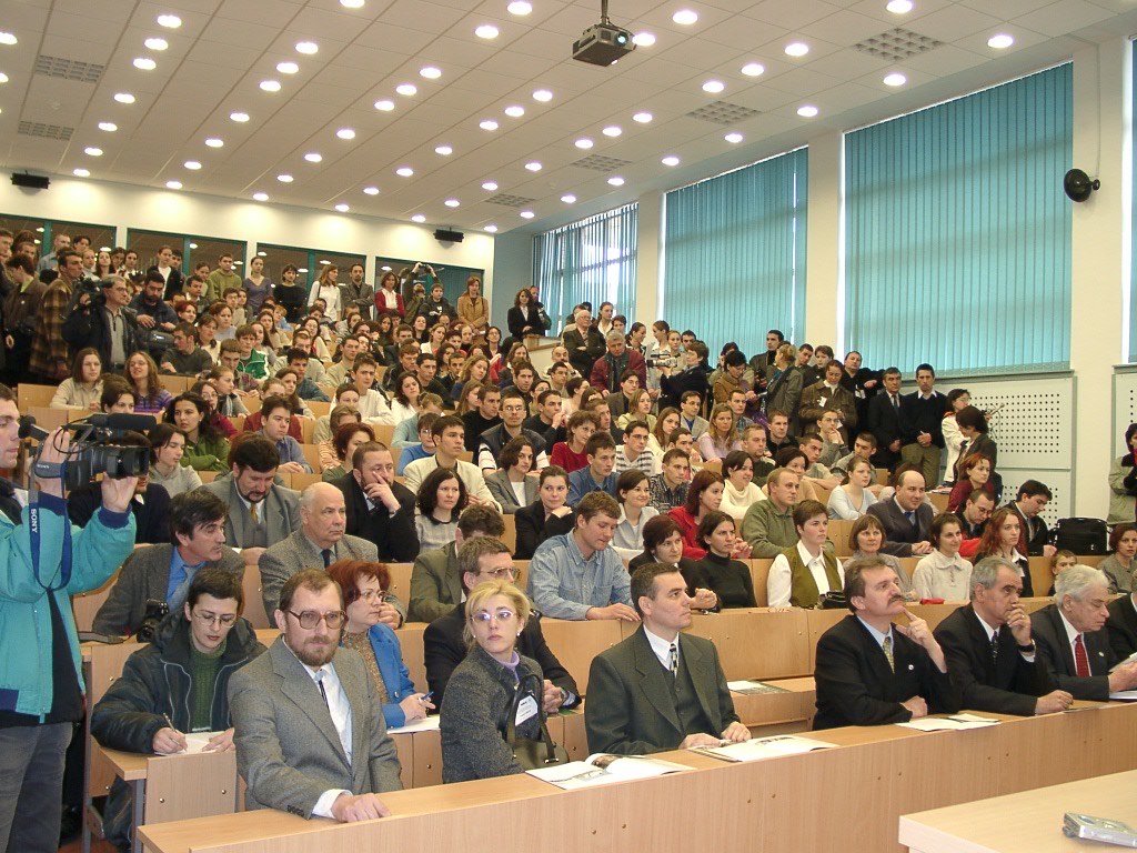 2002. április 11.: a zsúfolásig megtelt egyetemi előadóterem