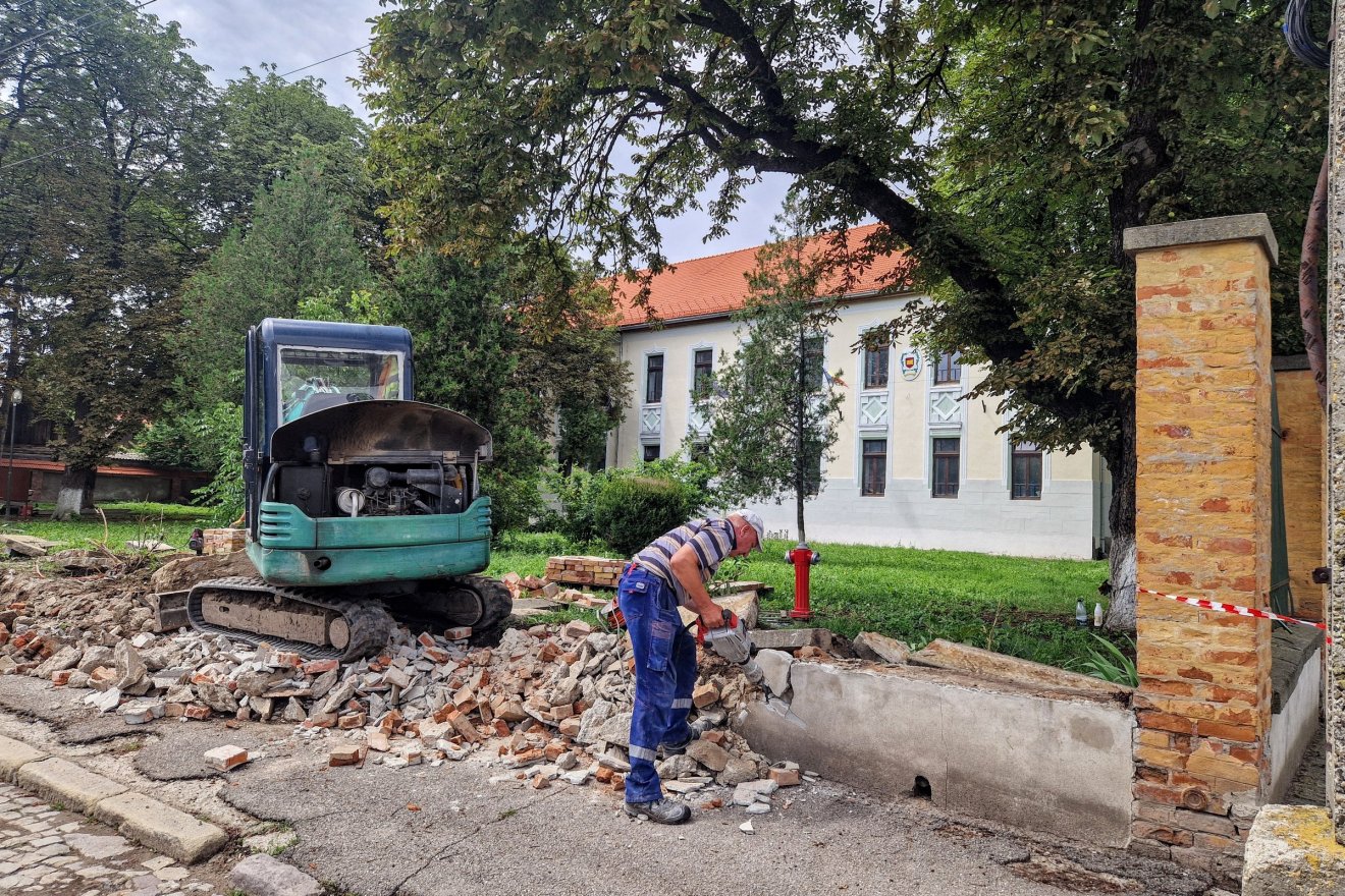 Az Apor Péter Szaklíceumnál megfelelő ütemben haladnak a munkálatokkal