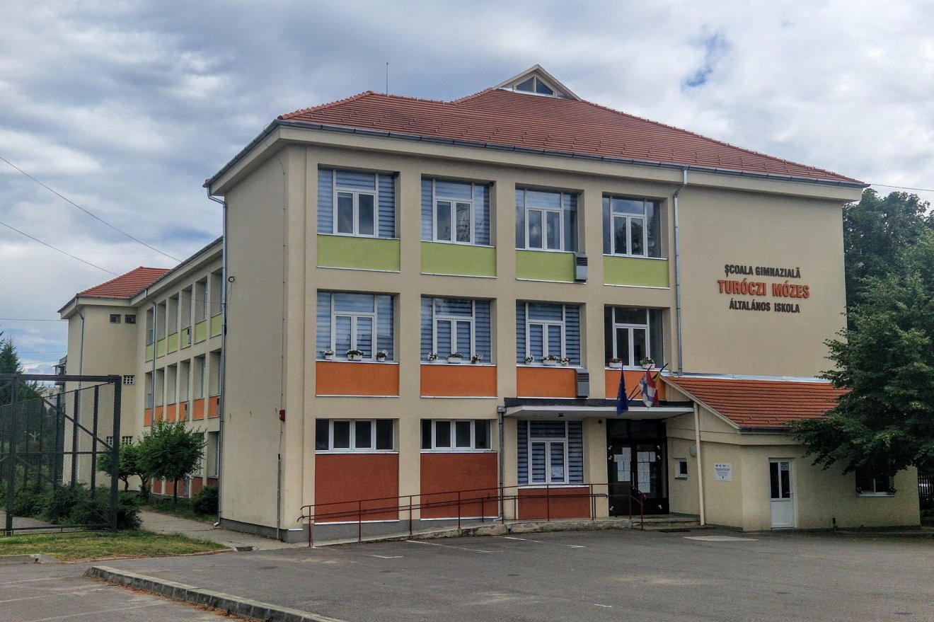 A Turóczi Mózes Általános Iskolához több intézmény is tartozik, az igazgatójának mégis heti 12 órát kell tanítania