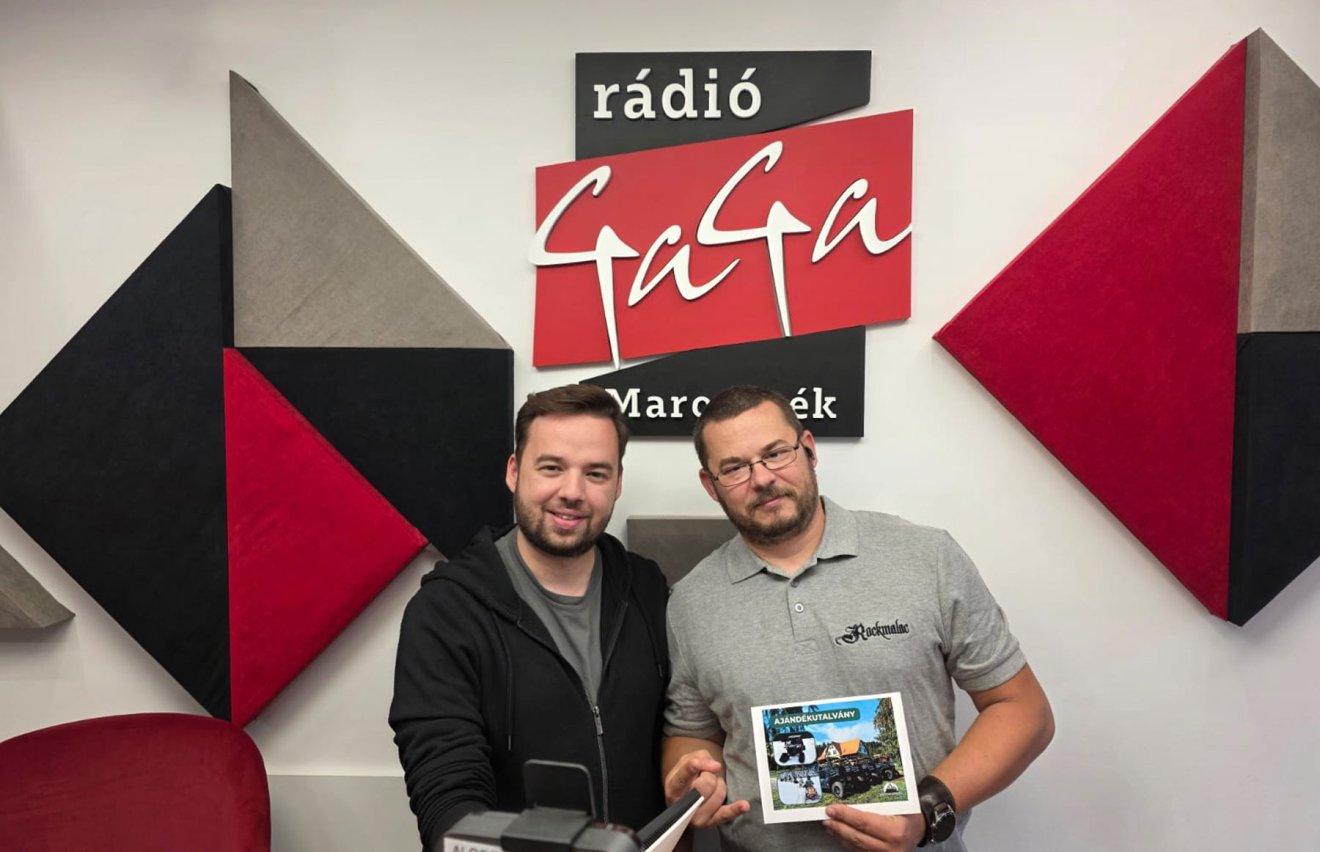 Rockmalac (jobbra) már át is vette a buggy túrára szóló ajándékutalványt •  Fotó: Rádió GaGa