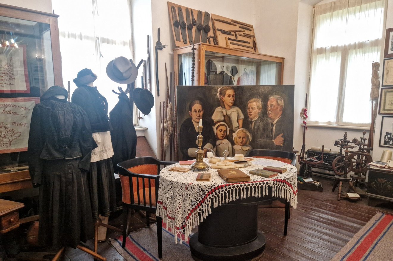 Az elsőévesek egy-egy kiállított tárgyra reflektáltak festményekkel, installációkkal